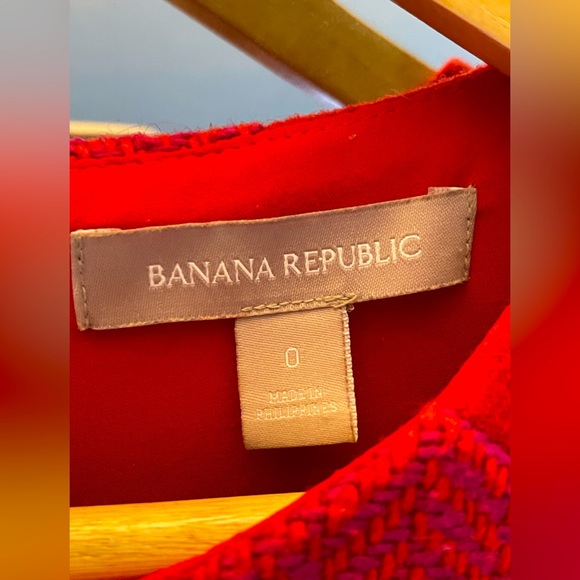 Size 0 Banana Republic red chevron dress. Good pre-loved condition. - Picture 3 of 3